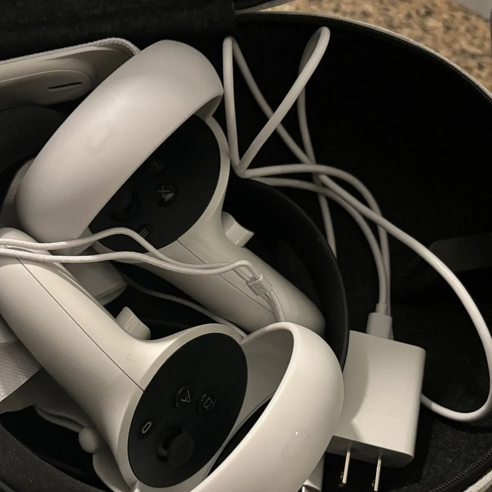 Oculus White VR Headset with Controllers